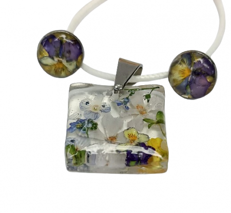 Seturi - Set ”Prospețime”- cercei și pandantiv din flori de câmp în rășină epoxidică