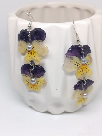 Set ”Sclipiri de Primăvară”, cu pandantiv și cercei din flori naturale în rășină epoxidică. [3]