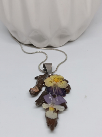 Set ”Sclipiri de Primăvară”, cu pandantiv și cercei din flori naturale în rășină epoxidică. [1]