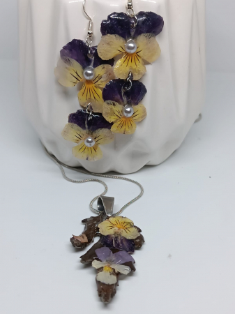 Set ”Sclipiri de Primăvară”, cu pandantiv și cercei din flori naturale în rășină epoxidică. [2]