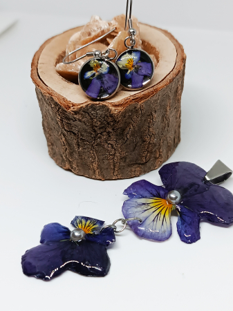 Seturi - Set ”Flori de vis”,  cercei și pandantiv cu floare naturală de panseluță conservată în rășină epoxidică