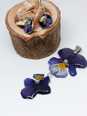 Set ”Flori de vis”,  cercei și pandantiv cu floare naturală de panseluță conservată în rășină epoxidică [1]