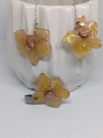 Seturi - Set ”Spectrul Naturii”- cercei și pandantiv  din flori naturale de orhidee în rășină epoxidică