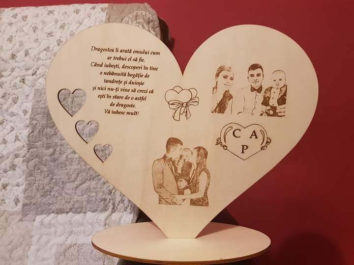 Inima cu suport din lemn