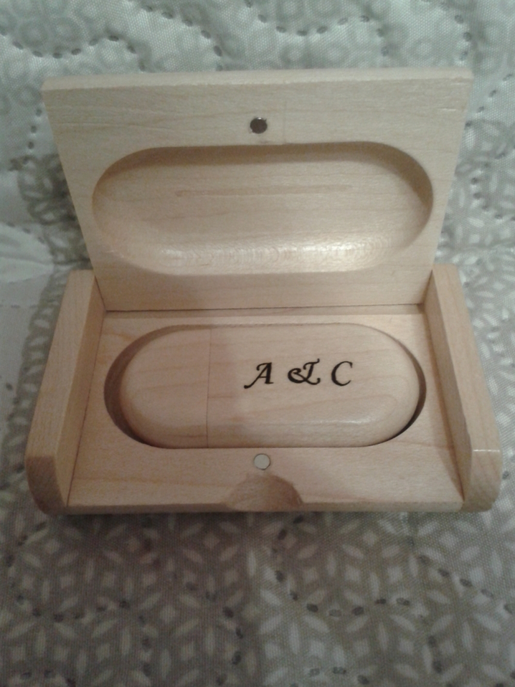 Cutie din lemn cu stick 64GB personalizata [2]