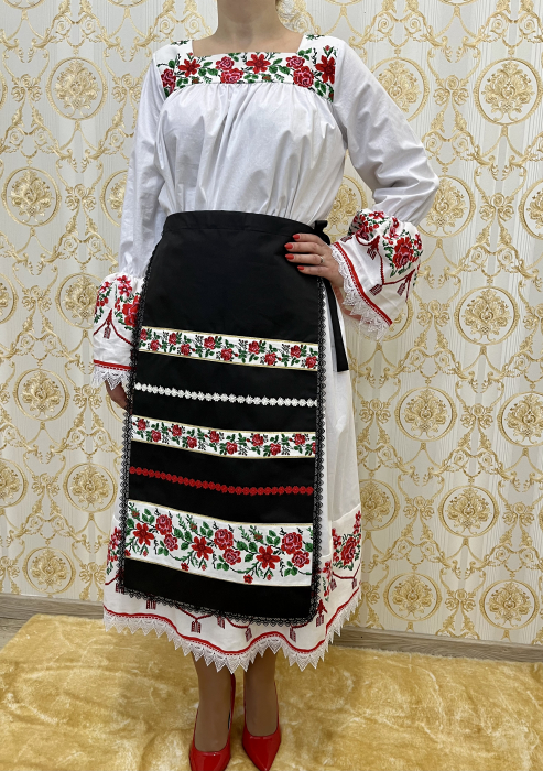 Costum traditional femei model 12 [2]