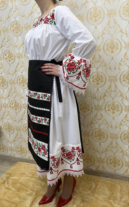 Costum traditional femei model 12 [3]