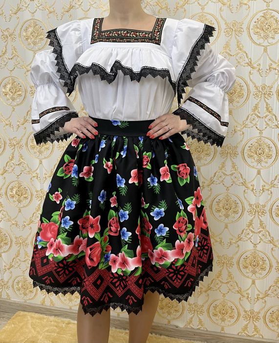 Costum traditional femei model 4 [2]