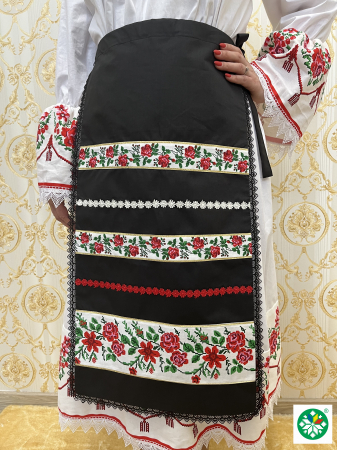 Costum traditional femei model 12 [3]