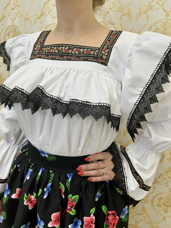 Costum traditional femei model 4 [2]