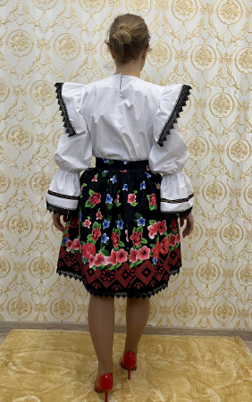 Costum traditional femei model 4 [3]