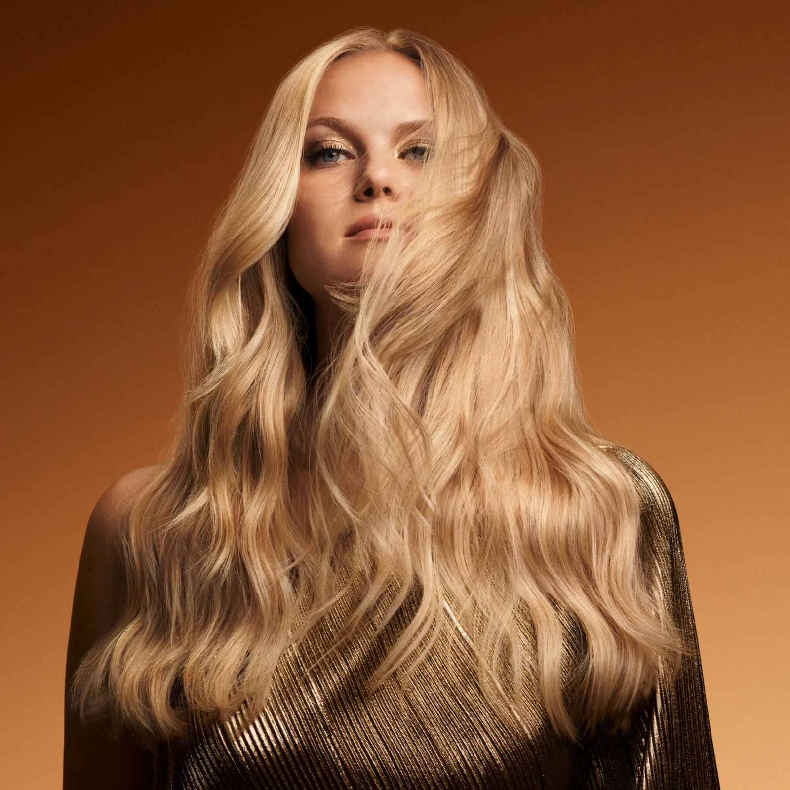 Pachet pentru un par strălucitor si catifelat Sampon si Balsam - Wella Professionals Ultimate Smooth Shampoo & Ultimate Smooth Conditioner [10]