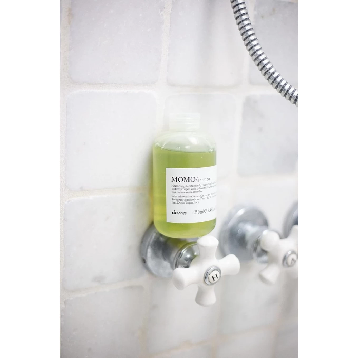 Sampon hidratant pentru par uscat - Davines Momo Shampoo  - 250ml [5]