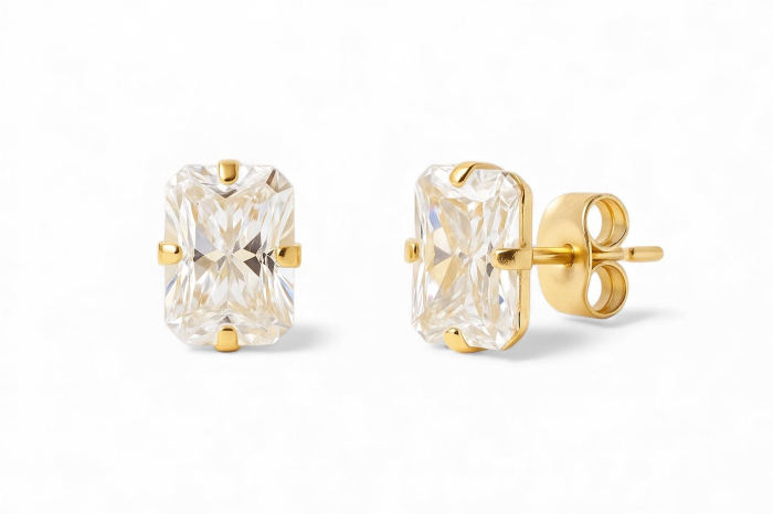 Cercei eleganti cu aspect luxos, realizati din material hipoalergenic placat cu auriu si decorati cu cristale [1]