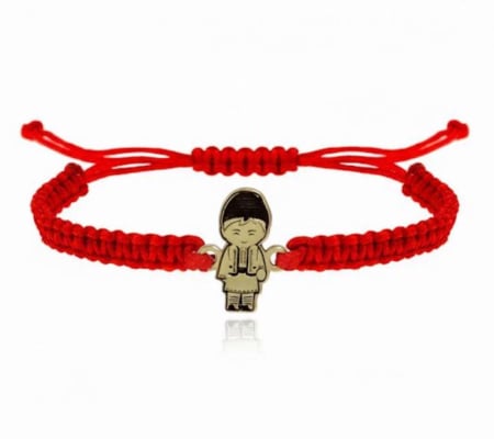 BIJUTERII ARGINT COPII - Bratara reglabila cu snur rosu si pandantiv baietel din argint 925 placat cu aur 24K