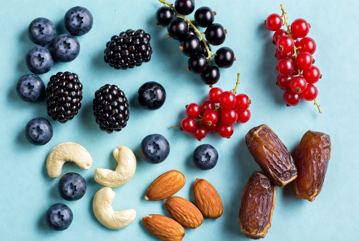 ingrediente baton raw vegan cu afine si mure de la HAP: coacaze, mure, afine, curmale, merisoare, caju si migdale