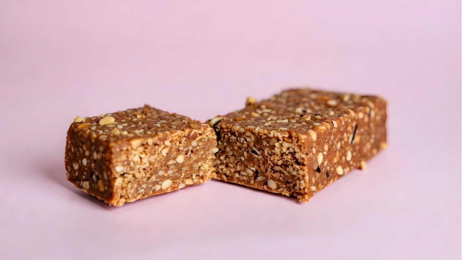 baton natural raw vegan de la HAP de la Vlad, taiat in sectiune