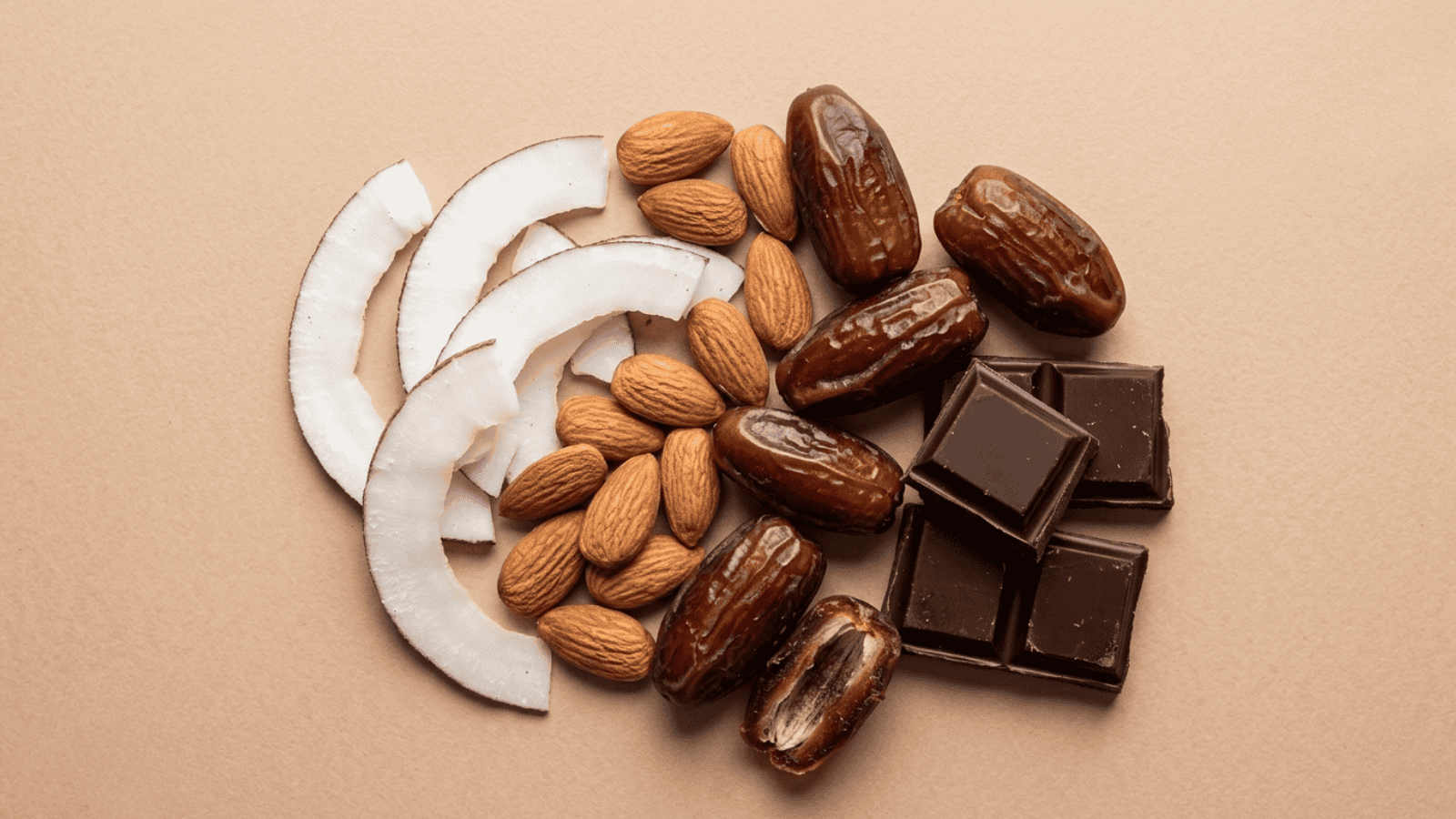 ingrediente baton raw vegan cu cacao si cocos HAP de la Vlad: cocos, migdale, ciocolata, curmale