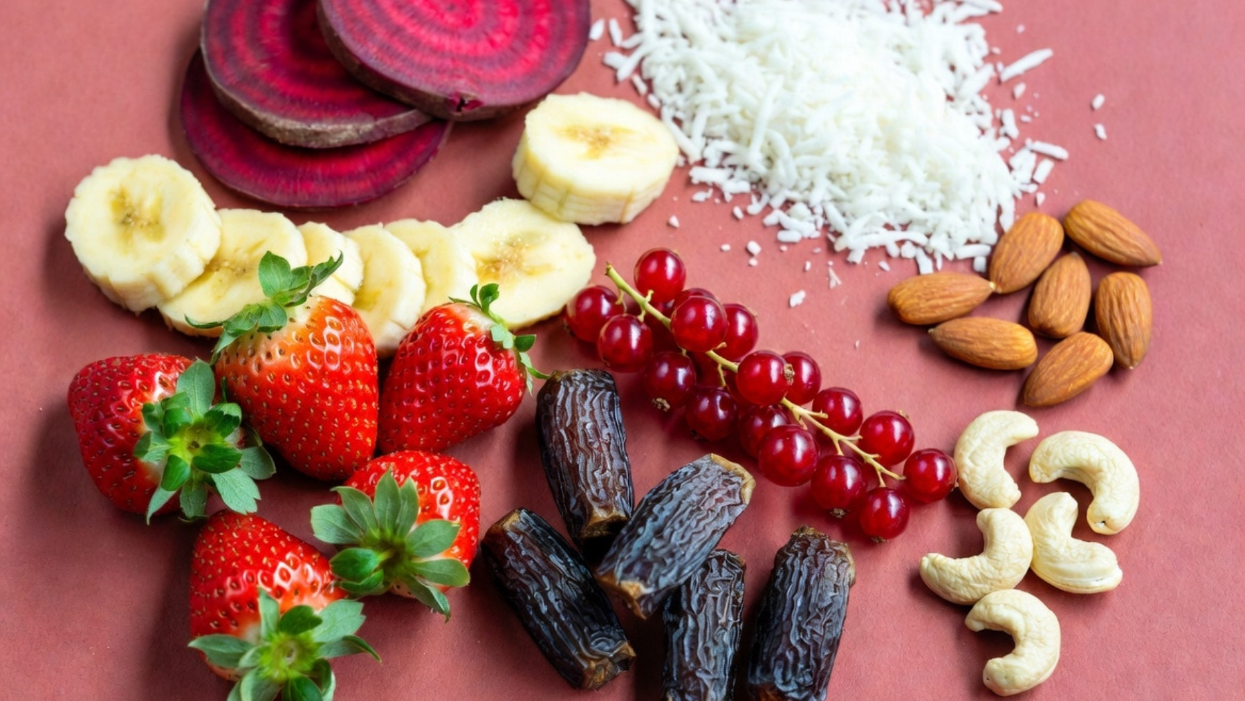 ingrediente baton raw vegan HAP: capsune, banane, curmale, agrise, caju, midale, nuca de cocos, sfecla rosie