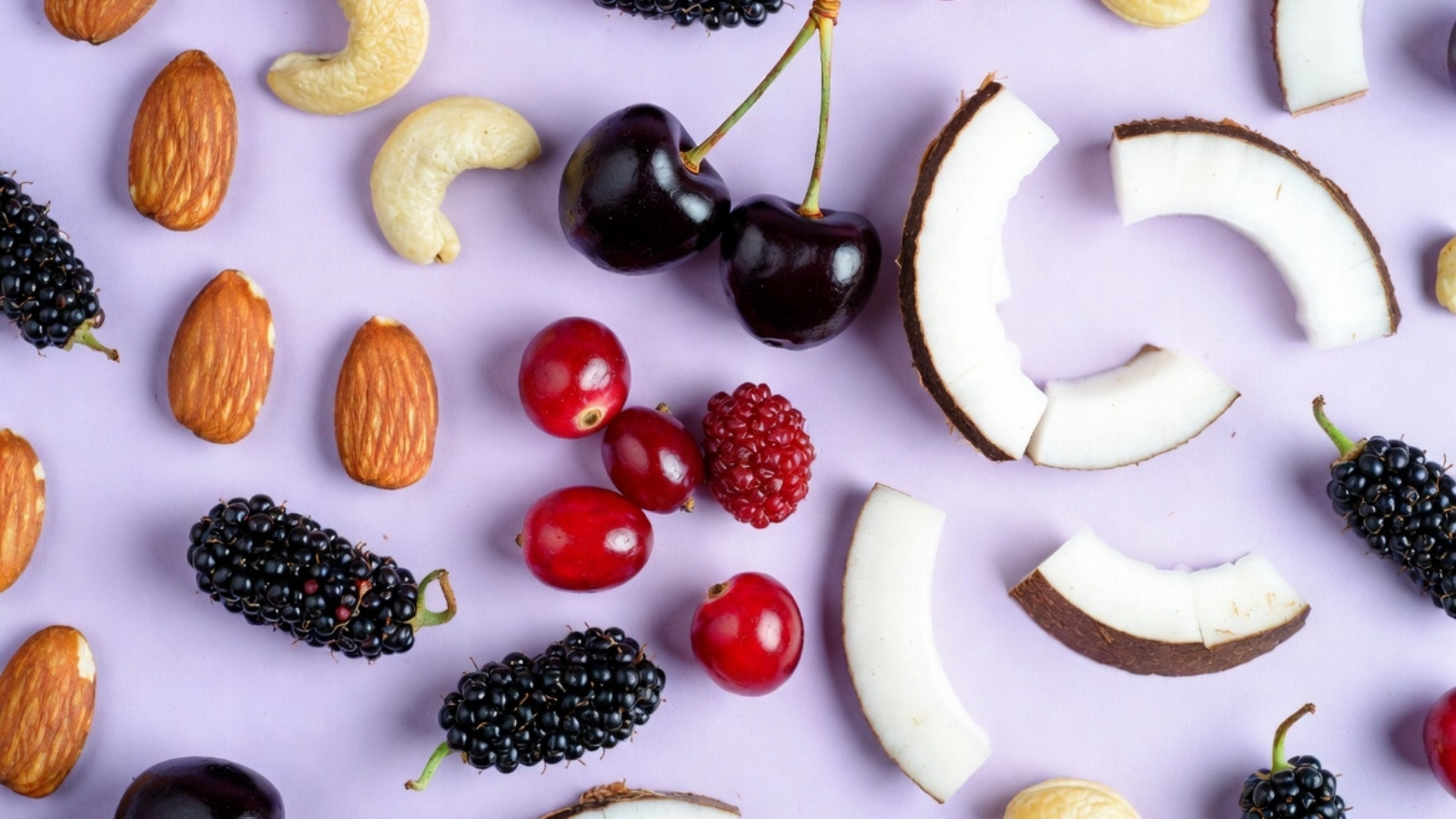 ingredientele batonului HAP cirese si dude: migdale, caju, cirese, dude negre, cocos