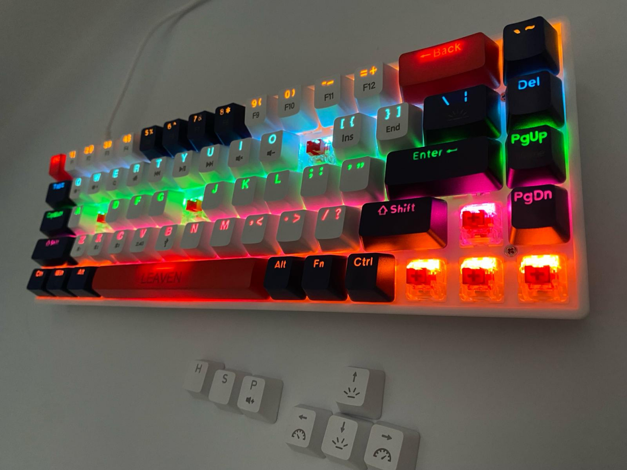 Tastatura Mecanica pentru Gaming, Leaven H68, Iluminare Rainbow LED, Compatibila Windows, Android si iOS, 3 moduri de conectare Wireless 2,4g, Bluetooth 5,1 si USB [9]