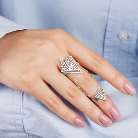 INELE CU LANȚ - Khoy