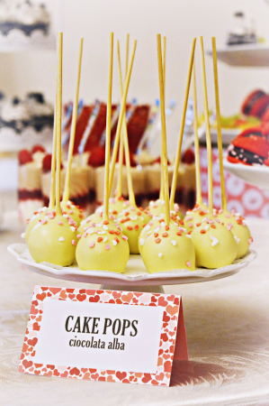Prajituri Candy Bar - Cake Pops Ciocolata Alba Candy Bar