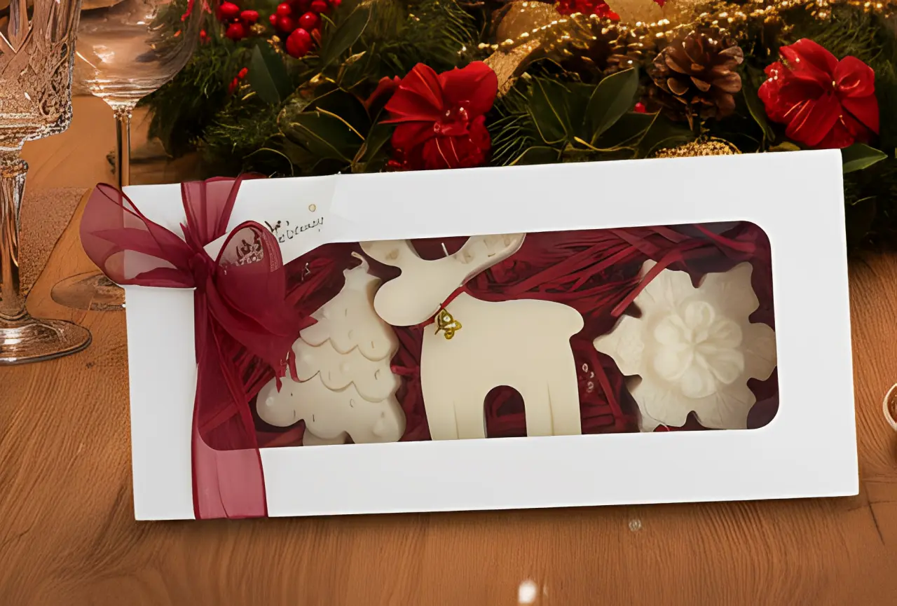 Lumanari parfumate si figurine ceramica - Set 3 lumanari parfumate, HANDMADE, ceara naturala din soia, fitil din bumbac, Brad, Ren si Fulg, 7.5 cm