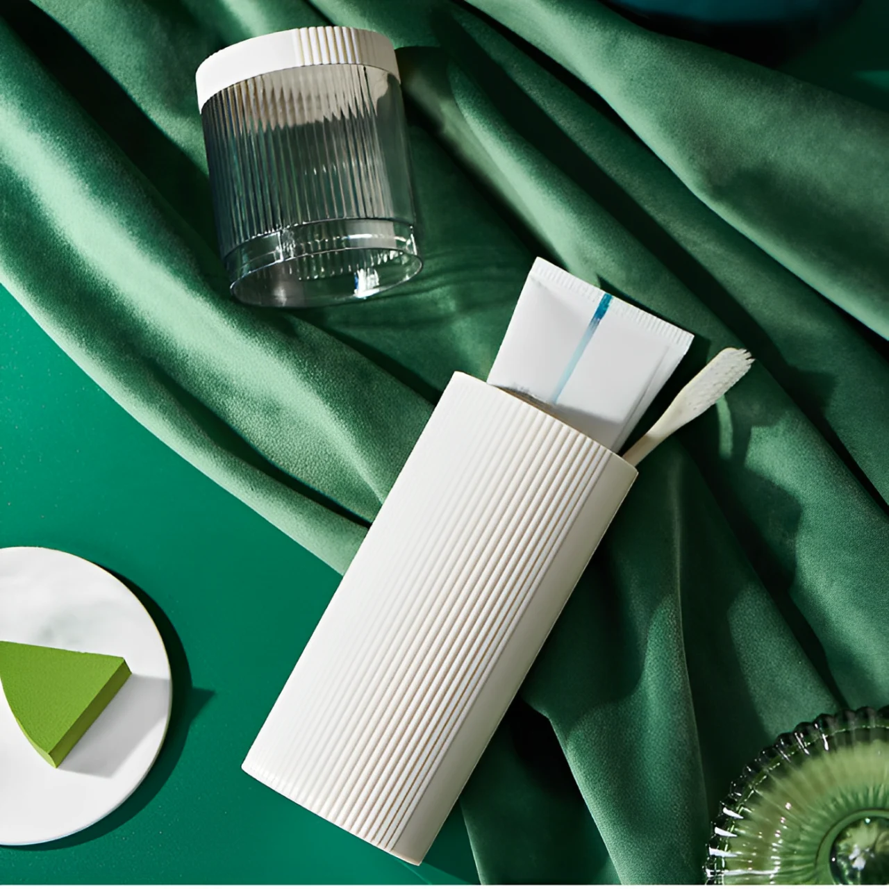 Set recipiente din plastic cu capac pentru periuta de dinti, Alb/Verde, 6 x 20 cm, 2 buc [2]