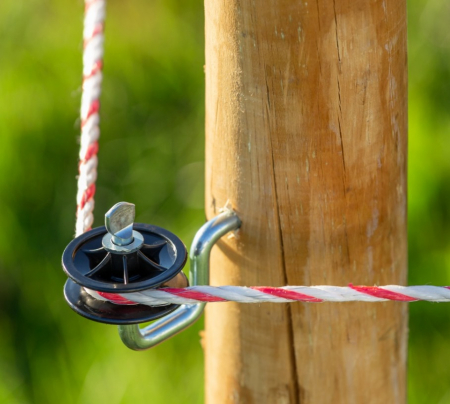 Izolator colt cu fanta rotita gard electric (AGR0106) [4]