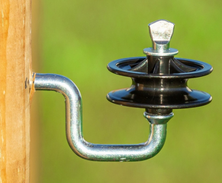 Izolator colt cu fanta rotita gard electric (AGR0106) [1]