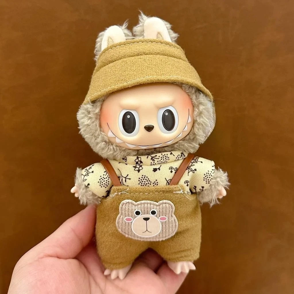 Set 3 haine pentru Labubu 17 cm pantaloni cu bretele camasa si sapca maro