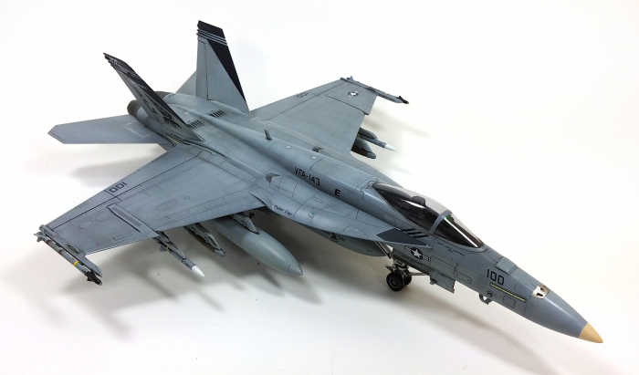 Academy 12547 - 1:72 USN F/A-18E VFA-143 "PUKIN DOGS" [2]