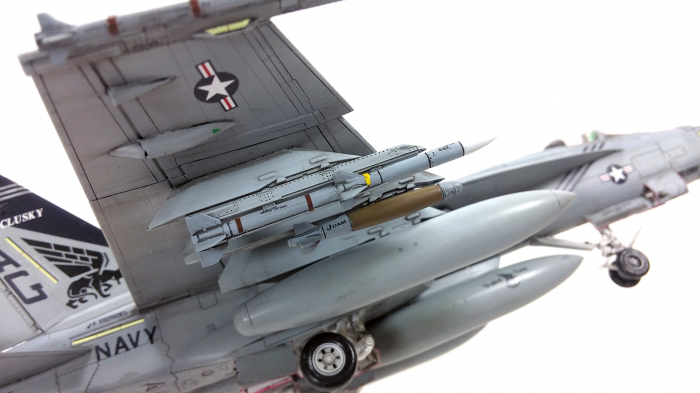 Academy 12547 - 1:72 USN F/A-18E VFA-143 "PUKIN DOGS" [4]