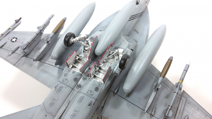 Academy 12547 - 1:72 USN F/A-18E VFA-143 "PUKIN DOGS" [5]