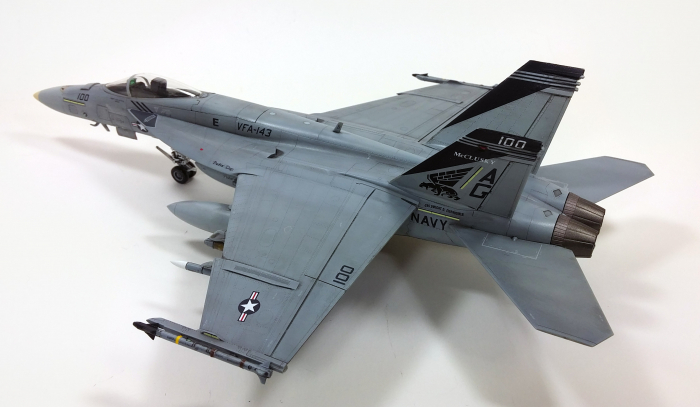 Academy 12547 - 1:72 USN F/A-18E VFA-143 "PUKIN DOGS" [3]