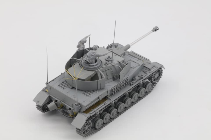 Border Model BT-006 - 1:35 Pz.Beob.Wg IV Ausf J with commander & infantry [2]