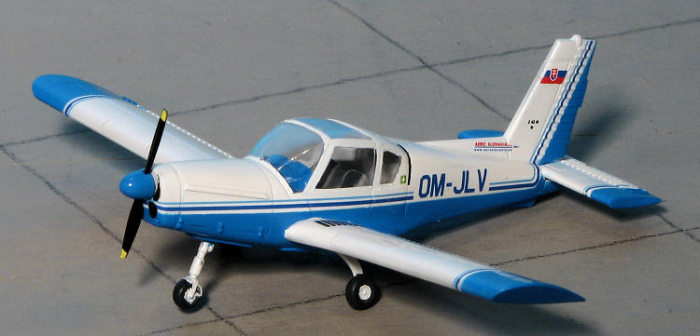 Hobby Boss 80231 - 1:72 Zlin Z-42M [2]