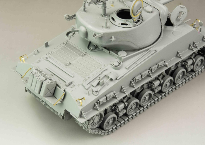 Ryefield Model 5028 1:35 SHERMAN M4A3E8 with workable Track links [6]
