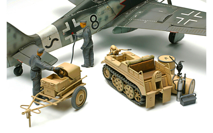 TAMIYA 32533 - 1:48 German Aircraft Power Supply Unit - 3 figures [1]
