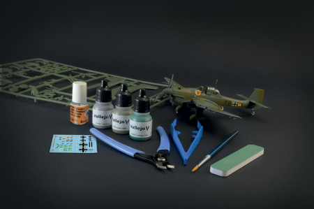 Italeri 72010 - 1:72 Junker Ju-87B Stuka - Complete Set For Modeling - Starter Kit [1]