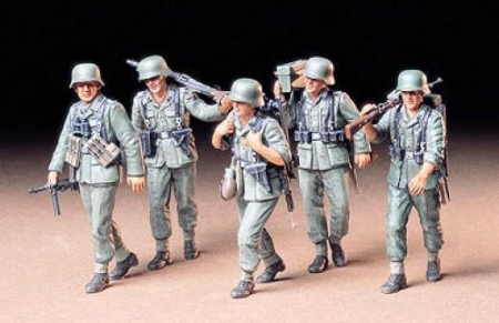 Figurine - TAMIYA 35184 - 1:35 German Machine Gun Crew - "On Maneuver"