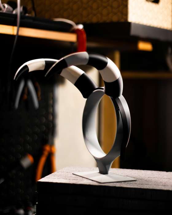 HCP 005 Hazbin black and white horns [3]