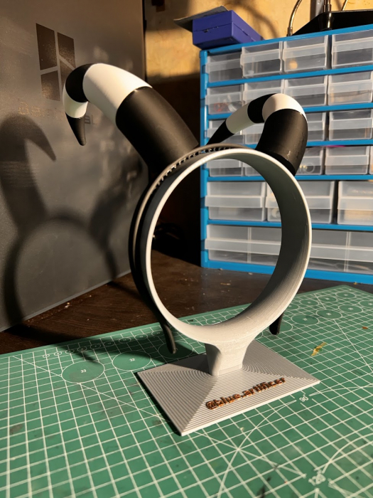 HCP 005 Hazbin black and white horns [4]