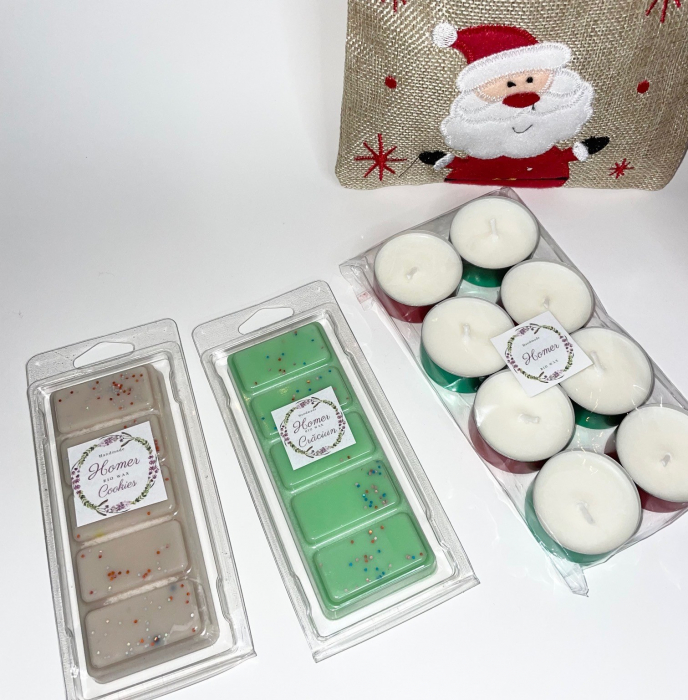 Saculet cu bucurii de Craciun, 2 snapbar, ceara de soia, arome Cookies si Craciun, 100 g si 1 set de 8 lumanari neparfumate tip pastila, 128 g. 3 modele de saculet: Ren, Mos Craciun si Om de Zapada [4]