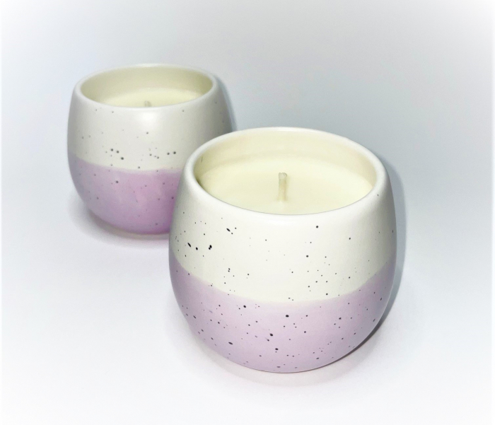 Lumanare parfumata, din ceara naturala de soia, in recipient reutilizabil, vas de ceramica, fitil din bumbac cerat, cantitate ceara 250 g. Ambalata intr-o cutie de carton triplu stratificat pentru a proteja produsul pe perioada livrarii, pe care este lipita eticheta care contine detaliile produsului, vasul avand o forma speciala, eticheta nu se poate lipii corect, in cutie veti gasi si pufeleti ecologici in aceeasi culoare cu vasul, mov, pentru a nu se misca in cutie. [4]