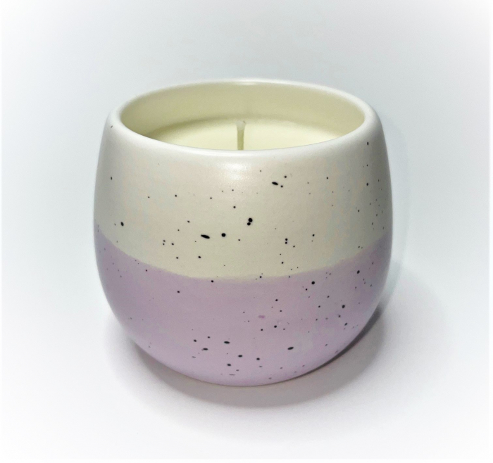 Lumanare parfumata, din ceara naturala de soia, in recipient reutilizabil, vas de ceramica, fitil din bumbac cerat, cantitate ceara 250 g. Ambalata intr-o cutie de carton triplu stratificat pentru a proteja produsul pe perioada livrarii, pe care este lipita eticheta care contine detaliile produsului, vasul avand o forma speciala, eticheta nu se poate lipii corect, in cutie veti gasi si pufeleti ecologici in aceeasi culoare cu vasul, mov, pentru a nu se misca in cutie. [3]