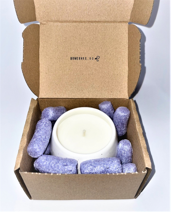 Lumanare parfumata, din ceara naturala de soia, in recipient reutilizabil, vas de ceramica, fitil din bumbac cerat, cantitate ceara 250 g. Ambalata intr-o cutie de carton triplu stratificat pentru a proteja produsul pe perioada livrarii, pe care este lipita eticheta care contine detaliile produsului, vasul avand o forma speciala, eticheta nu se poate lipii corect, in cutie veti gasi si pufeleti ecologici in aceeasi culoare cu vasul, mov, pentru a nu se misca in cutie. [6]