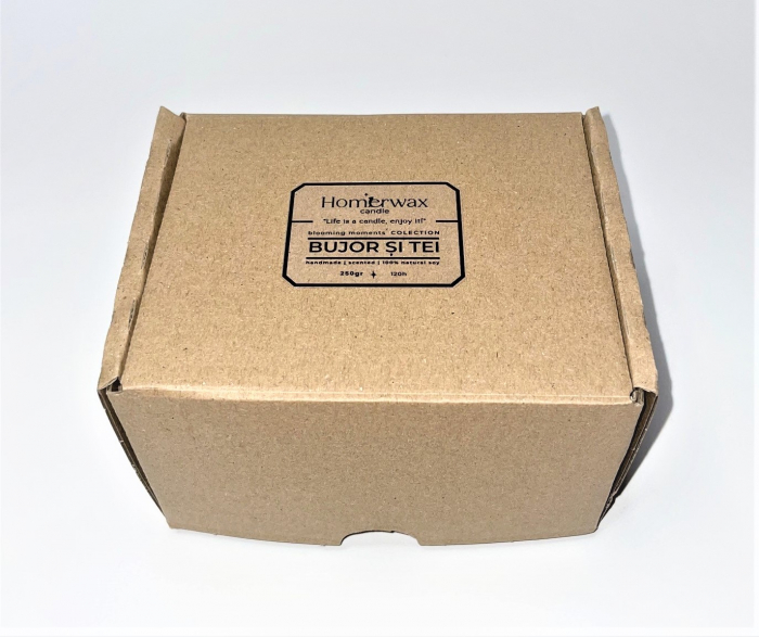Lumanare parfumata, din ceara naturala de soia, in recipient reutilizabil, vas de ceramica, fitil din bumbac cerat, cantitate ceara 250 g. Ambalata intr-o cutie de carton triplu stratificat pentru a proteja produsul pe perioada livrarii, pe care este lipita eticheta care contine detaliile produsului, vasul avand o forma speciala, eticheta nu se poate lipii corect, in cutie veti gasi si pufeleti ecologici in aceeasi culoare cu vasul, mov, pentru a nu se misca in cutie. [5]