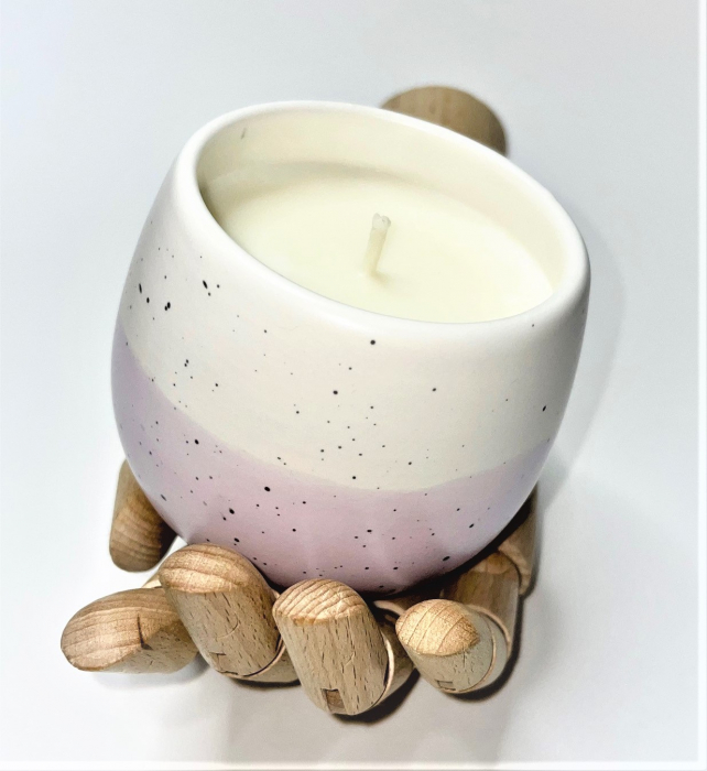 Lumanare parfumata, din ceara naturala de soia, in recipient reutilizabil, vas de ceramica, fitil din bumbac cerat, cantitate ceara 250 g. Ambalata intr-o cutie de carton triplu stratificat pentru a proteja produsul pe perioada livrarii, pe care este lipita eticheta care contine detaliile produsului, vasul avand o forma speciala, eticheta nu se poate lipii corect, in cutie veti gasi si pufeleti ecologici in aceeasi culoare cu vasul, mov, pentru a nu se misca in cutie. [8]